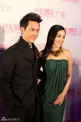 组图：吴镇宇时尚盛典帅气 钟丽缇绿裙秀性感