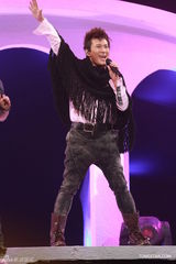 组图：张信哲红馆开唱 深情演绎哲式情歌