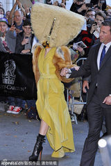 组图：Gaga再出逆天造型 手提包式头套蒙面亮相