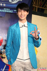 组图：严爵首次挑战配音 获小甜甜示爱