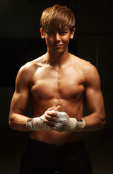 组图：2PM成员尼坤(Nichkhun)拍广告 变身泰拳选手