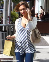 组图：阿尔芭小腹微凸孕味十足 秀乳沟越渐丰满