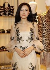 组图：胡灵长裙亮相大学生电影节 与高圆圆撞衫