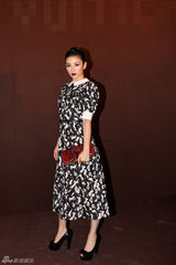 组图：黄奕复古造型剪彩 全程悉心照顾腿伤古天乐