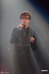 组图：周慧敏香港开唱 超短裙上阵扮少女