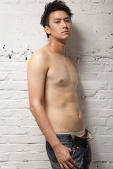 组图：巫迪文EP写真曝光 大方裸露“健康男色”