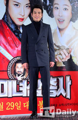 组图：河智苑等宣传《美女三剑客》 姜艺媛裸背