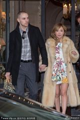 组图：滨崎步巴黎行小男友护驾 十指紧扣展笑颜