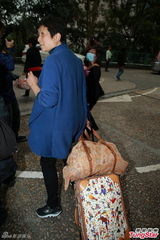 组图：蔡少芬张晋再添一女 今日出院面色红润