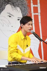 组图：严爵MV中谈恋爱 假戏真吻被漏拍