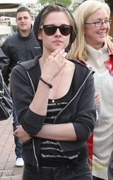 高清：斯图尔特与洛特游悉尼 暮光女紧张登船险走光