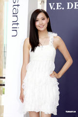 组图：陈法拉Ana R裙装性感 陈豪帅气西装亮相