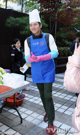 组图：韩国女星王光娜为饥饿儿童腌泡菜
