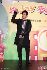 组图：周杰伦献爱心被称叔叔 拍片曾差点坠崖