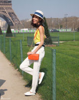 组图：女主播Linda巴黎街拍背心搭长裤