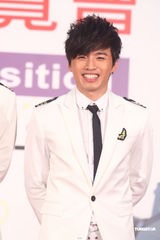 组图：LOLLIPOP F新书签售上演帅气机师制服秀