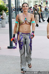 组图：阿德瑞安-柯里未来感奇装异服霸气外露