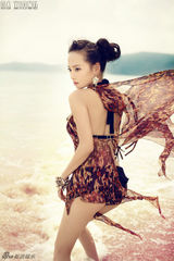 组图：张嘉倪曝性感写真沙滩化身魅惑精灵舞动