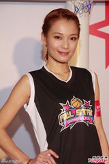 组图：人妻吕慧仪长腿秀球技 欢迎电视业竞争