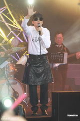 组图：蔡枫华演唱会完美收官 自言置之死地而后生