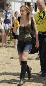 高清图：艾玛-沃特森热裤亮相音乐节 不慎走光