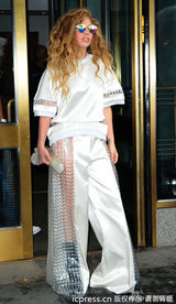 组图：Gaga爆炸头戴彩色小眼镜 手拿水晶棒搞怪