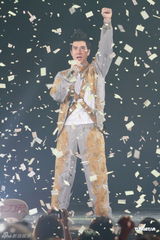 组图：王力宏开唱战袍驾坦克 与伴舞玩暧昧