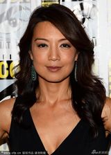 组图：高以翔助阵动漫大会 白灵风骚秀沟