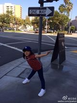 组图：王诗龄美国生活照曝光 戴棒球帽潮范十足