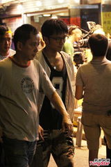 组图：《赌城风云》探班 谢霆锋穿清凉背心