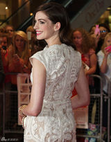 高清图：《一天》首映 海瑟薇镂空白裙优雅亮相