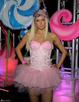 高清组图：帕丽斯-希尔顿粉红短裙装扮亮相派对