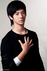 组图：赵文浩为宣传新歌《巧克力》拍新造型照