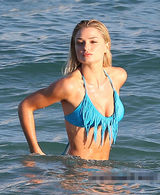 组图：性感尤物艾玛爆乳湿身诱惑 风骚撩发勾人