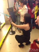 组图：女子霸气公开跪地求婚 男子接受欲哭无泪