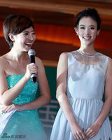 组图：兽兽清纯装扮亮相车展 长裙凸衬窈窕身姿
