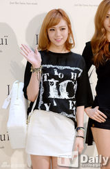 组图：张根硕少女时代等背靓包光鲜出席活动