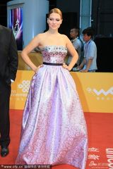 组图：法国女星蕾雅赛杜美艳 抹胸粉裙性感迷人