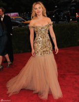 高清组图：斯嘉丽-约翰逊抹胸礼服亮相秀丰胸