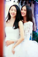 组图：童瑶张歆艺《闺蜜》婚照曝光欢度情人节