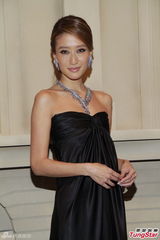 组图：谢婷婷低胸佩千万钻饰 放言会秘婚