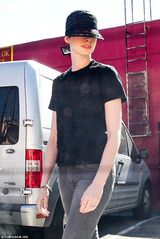 组图：海瑟薇与老公情侣衫出街 压低帽檐耍酷