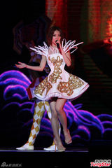 组图：S.H.E台湾演唱会第二场 ELLA风骚秀裸背