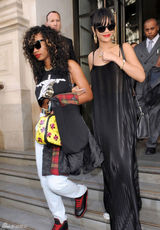 组图：蕾哈娜吊带裙现身英国激情献唱