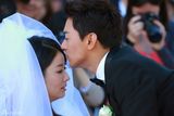 组图：《花非花》曝主演浪漫婚纱照 恩爱默契