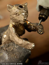 幻灯：柏林电影节开幕在即 金熊奖杯紧张制作迎主人