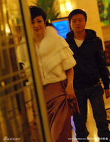 幻灯图集：陈法蓉现身上海 身穿短袖貂皮大衣