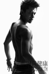 组图：夏雨率十男星半裸拍写真 展现男人身体态度