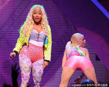 组图：麻辣鸡个唱粉丝强行上台 与保镖激烈扭打