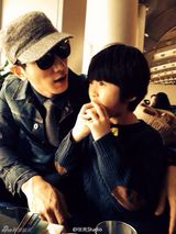 组图：张亮穿泳裤与天天戏水 女网友喊把持不住